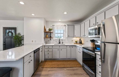 Witmer House | Lancaster Abode-5 mins to RT30, indoor fireplace