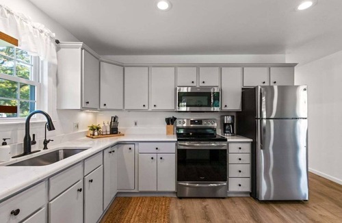 Witmer House | Lancaster Abode-5 mins to RT30, indoor fireplace