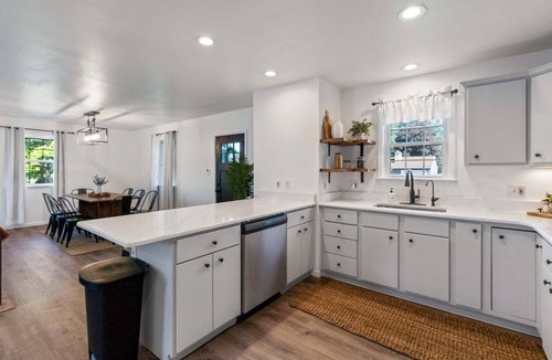 Witmer House | Lancaster Abode-5 mins to RT30, indoor fireplace