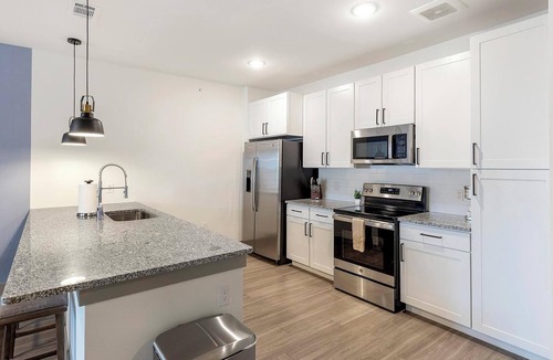 Weston Apartment | Landing | Amazing 1BD, Clubhouse, Gym