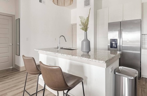 Addicks Apartment | Landing | Amazing 1BD, Courtyard, Gym