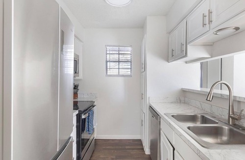 Denton Apartment | Landing | Amazing 1BD, Courtyard, Gym