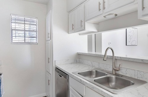Denton Apartment | Landing | Amazing 1BD, Courtyard, Gym