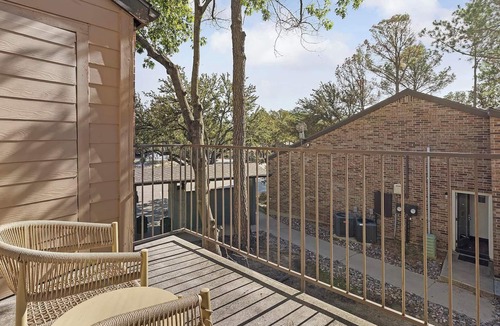 Denton Apartment | Landing | Amazing 1BD, Courtyard, Gym