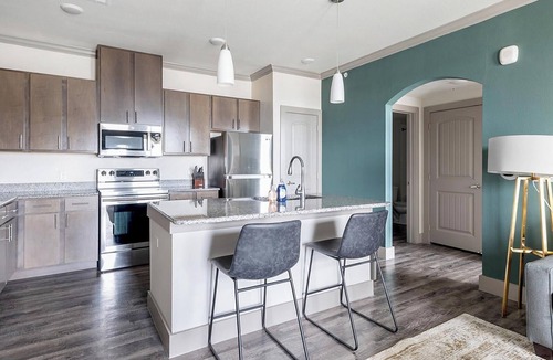 Manor Apartment | Landing | Amazing 1BD, Courtyard, Gym