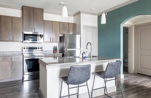 Manor Apartment | Landing | Amazing 1BD, Courtyard, Gym