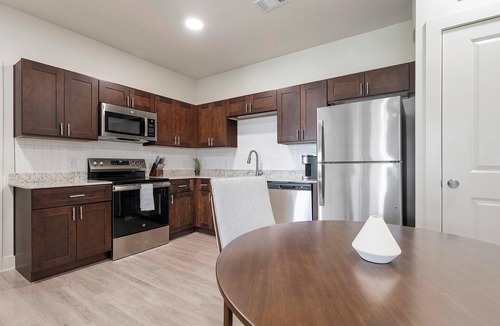 Lockhart Apartment | Landing | Amazing 1BD, Gym, Clubhouse