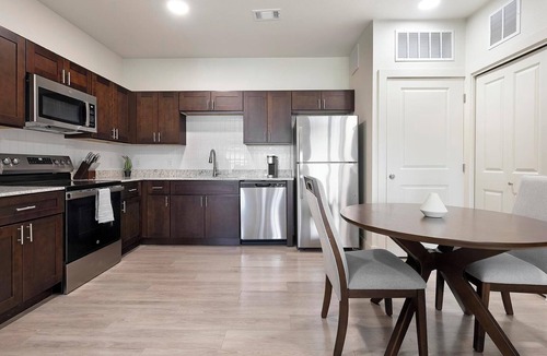 Lockhart Apartment | Landing | Amazing 1BD, Gym, Clubhouse