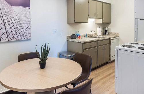 South Tulsa Apartment | Landing | Amazing 1BD, Gym, Pool