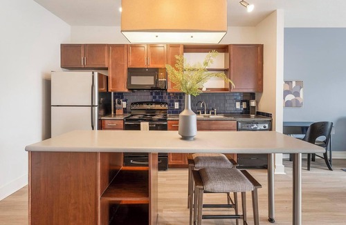 Crestview Apartment | Landing | Amazing 1BD, Gym, Courtyard