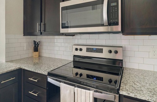 Conroe Apartment | Landing | Amazing 1BD, Gym