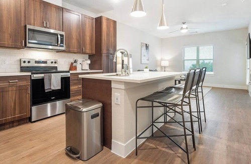 Seguin Apartment | Landing | Amazing 1BD, Gym, Pool