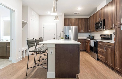 Seguin Apartment | Landing | Amazing 1BD, Gym, Pool