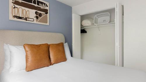 DeSoto Apartment | Landing Amazing 1BD Pool Tennis Court