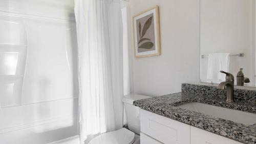 DeSoto Apartment | Landing Amazing 1BD Pool Tennis Court