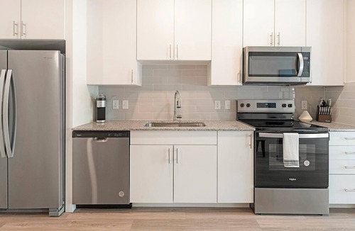 Sweetbriar Apartment | Landing | Amazing 1BD, Pool, Gym