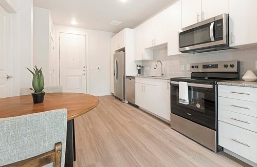 Sweetbriar Apartment | Landing | Amazing 1BD, Pool, Gym