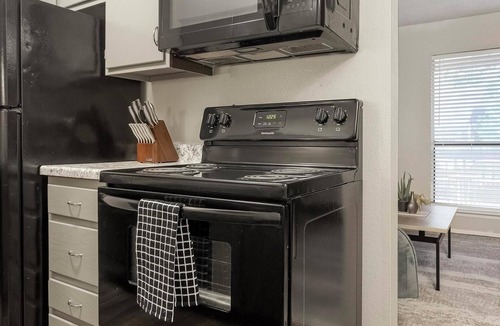 South Tulsa Apartment | Landing | Amazing 1BD, Pool, Gym