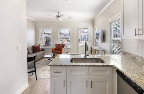 Huntsville Apartment | Landing | Amazing 1BD, Gym, Courtyard