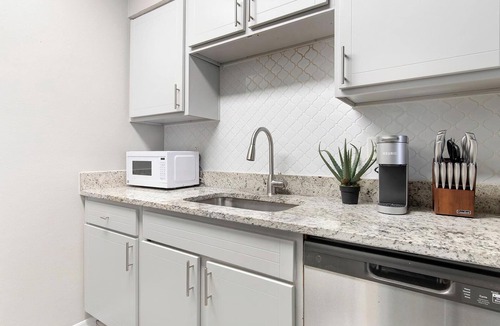 Royal Ridge Apartment | Landing | Amazing 1BD, Clubhouse, Gym