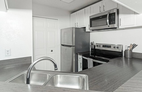 Sunbeam Apartment | Landing | Amazing 2BD, Courtyard, Gym