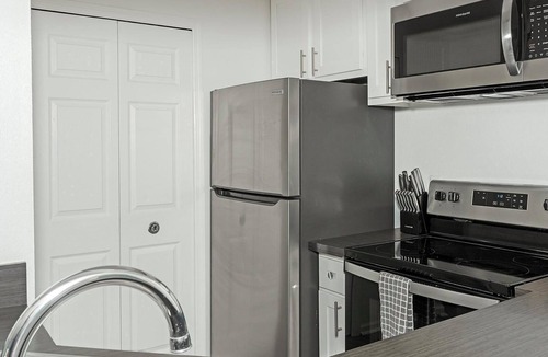Sunbeam Apartment | Landing | Amazing 2BD, Courtyard, Gym