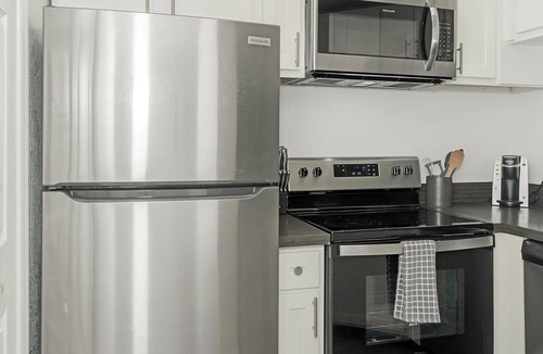 Sunbeam Apartment | Landing | Amazing 2BD, Courtyard, Gym
