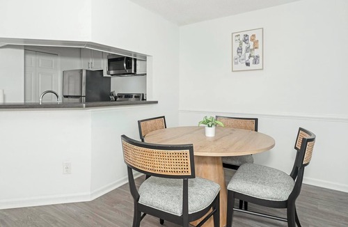 Sunbeam Apartment | Landing | Amazing 2BD, Courtyard, Gym