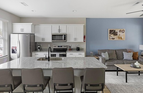 Madison Apartment | Landing | Amazing 2BD, Courtyard, Gym