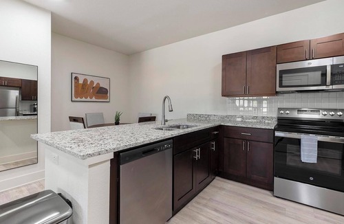 Lockhart Apartment | Landing | Amazing 2BD, Gym, Pool