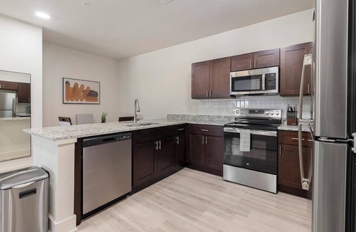Lockhart Apartment | Landing | Amazing 2BD, Gym, Pool