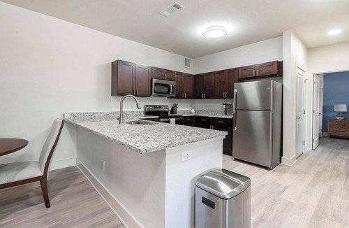 Lockhart Apartment | Landing | Amazing 2BD, Gym, Pool