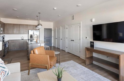 Madison Apartment | Landing | Amazing 2BD, Gym, Pool