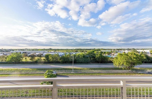 Naranja Apartment | Landing | Amazing 2BD, Gym, Pool