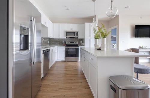 Oakwood Apartment | Landing | Amazing 2BD, Gym, Pool