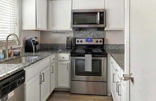 Crabtree Apartment | Landing | Amazing 2BD, Gym, Pool