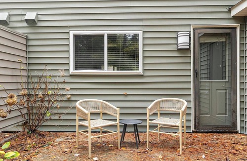 Crabtree Apartment | Landing | Amazing 2BD, Gym, Pool