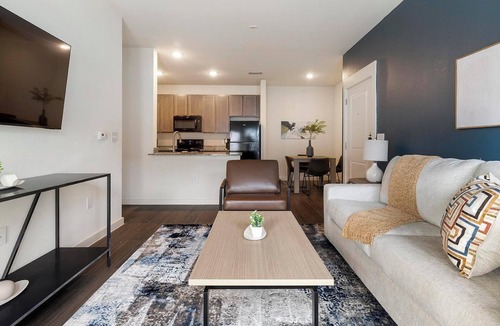 Lockhart Apartment | Landing | Amazing 2BD, Pool, Gym