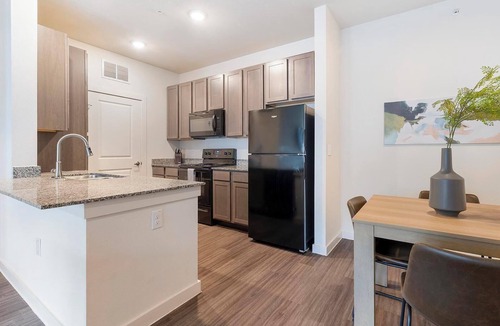 Lockhart Apartment | Landing | Amazing 2BD, Pool, Gym