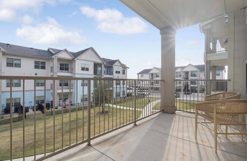 Lockhart Apartment | Landing | Amazing 2BD, Pool, Gym