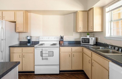 Southbelt/Ellington Apartment | Landing | Amazing 2BD, Pool, Clubhouse
