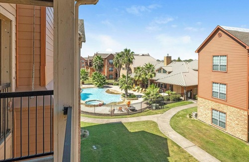 Southbelt/Ellington Apartment | Landing | Amazing 2BD, Pool, Clubhouse