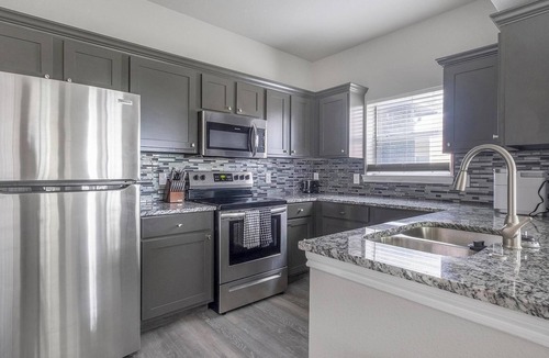 Richmond Apartment | Landing | Amazing 2BD, Pool, Gym