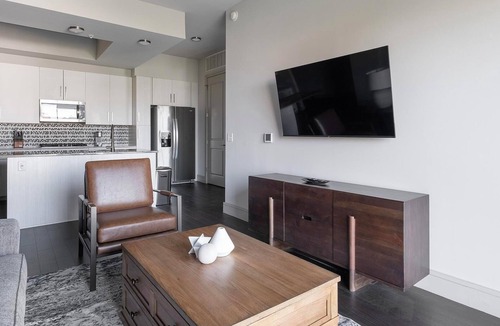 Houston Apartment | Landing | Amazing 2BD, Pool, Gym