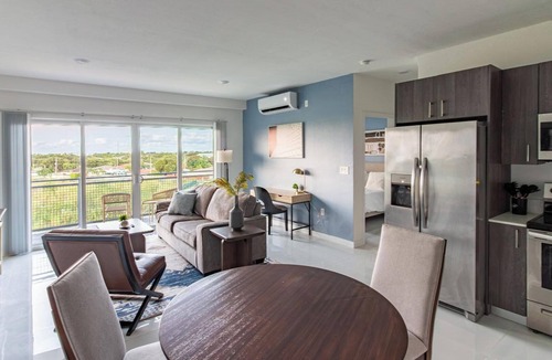 Naranja Apartment | Landing | Amazing 2BD, Pool, Gym