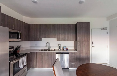 Naranja Apartment | Landing | Amazing 2BD, Pool, Gym
