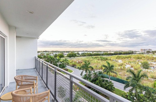 Naranja Apartment | Landing | Amazing 2BD, Pool, Gym