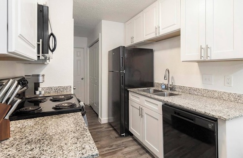 DeSoto Apartment | Landing | Amazing 2BD, Tennis Court, Pool