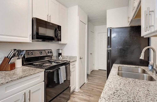 DeSoto Apartment | Landing | Amazing 2BD, Tennis Court, Pool