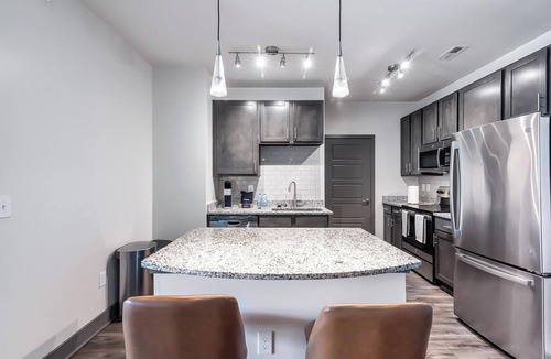 Hurstbourne Apartment | Landing | Amazing 2BD, Gym, Clubhouse